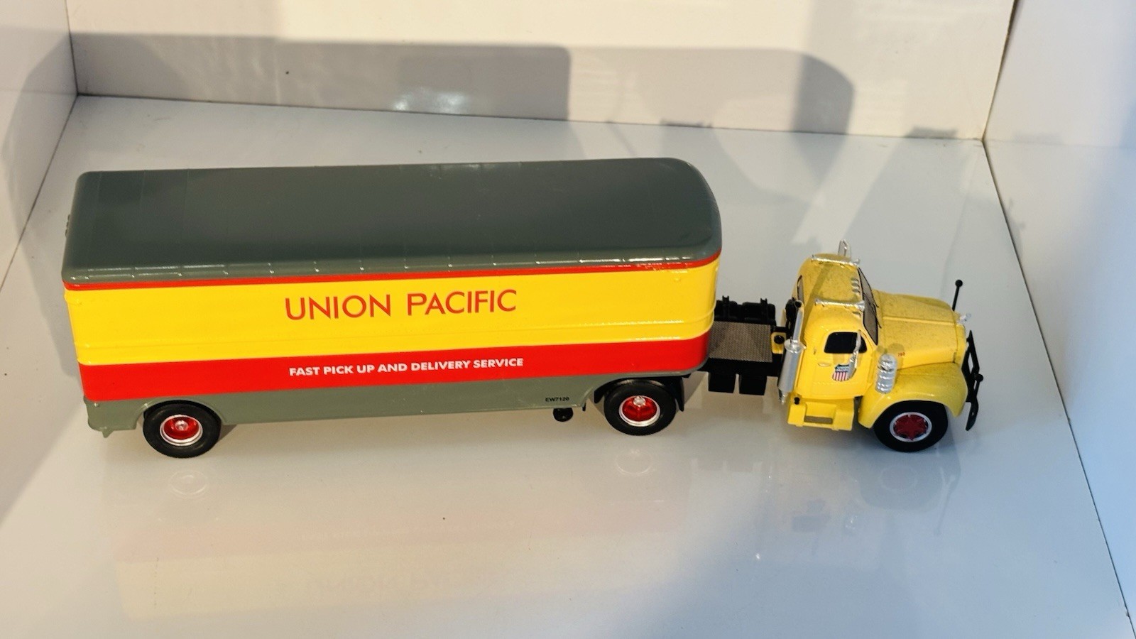 IXO Models 1/43 Scale TTR005 Mack B 61 1955 Union Pacific – Boxed