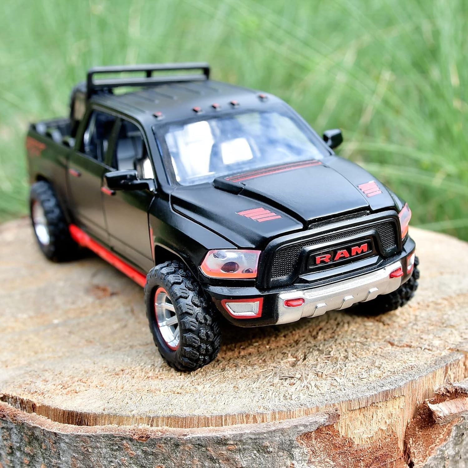 Realistic RAM 1500 Diecast Truck Model with Pull-Back Action & Lights – 1:32