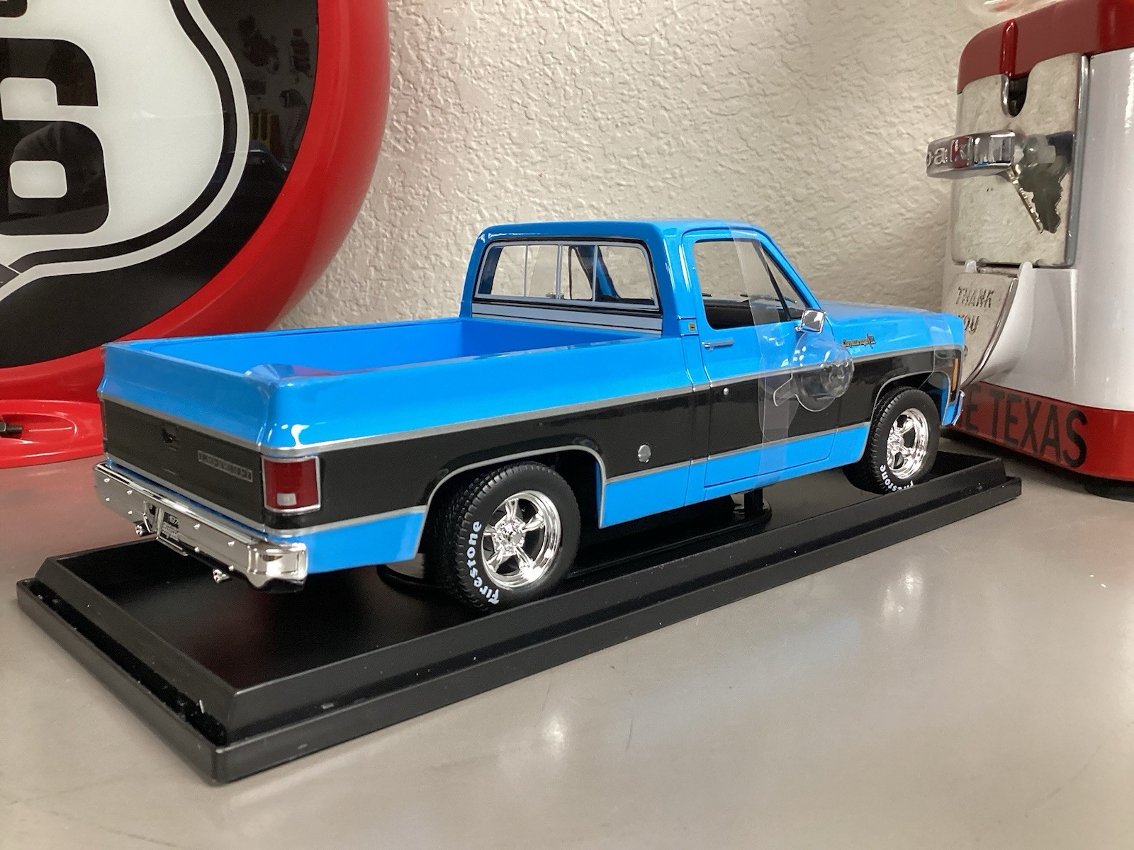 Maisto 1974 Chevrolet C/10 Cheyenne Super 1:18 Scale Special Edition Diecast