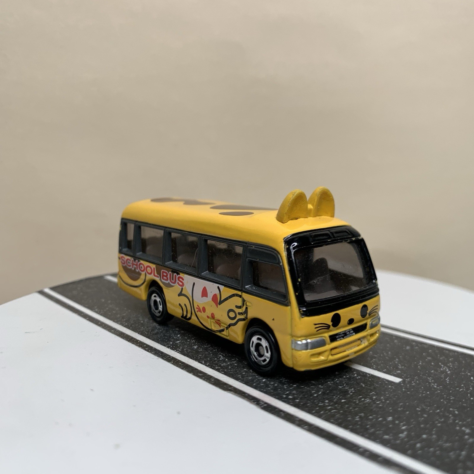 Tomy Tomica #92 Toyota Coaster Kindergarten Cat Animal School Bus Yellow 1/89