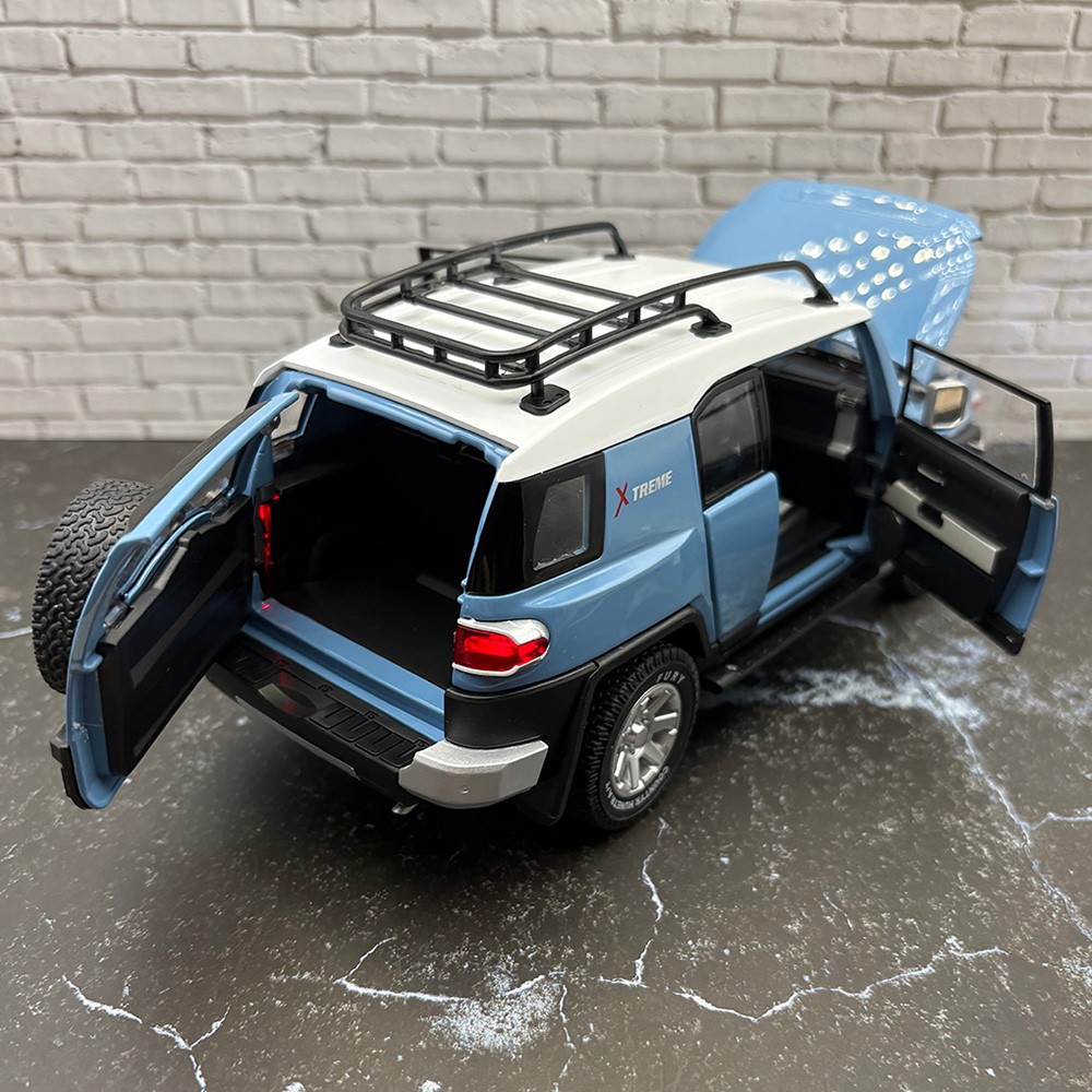 2007/2014 TOYOTA FJ Cruiser 1:24 Diecast – Officially Licensed – Blue With Box