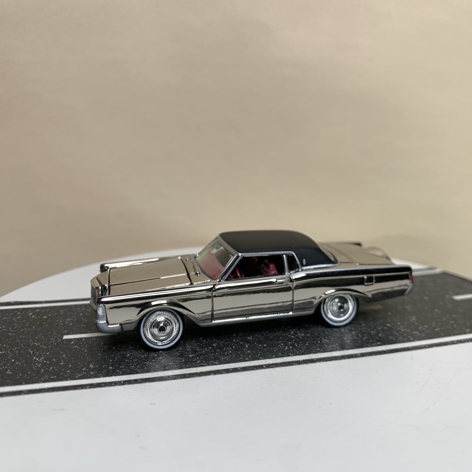 Johnny Lightning Classic Gold 1969 Lincoln Continental Mark III Chrome 1:64 NM