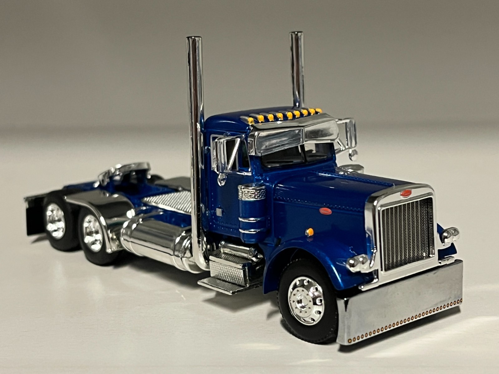 DCP 1/64 Blue Day Cab Peterbilt 379 230″ Frame (5″ long)