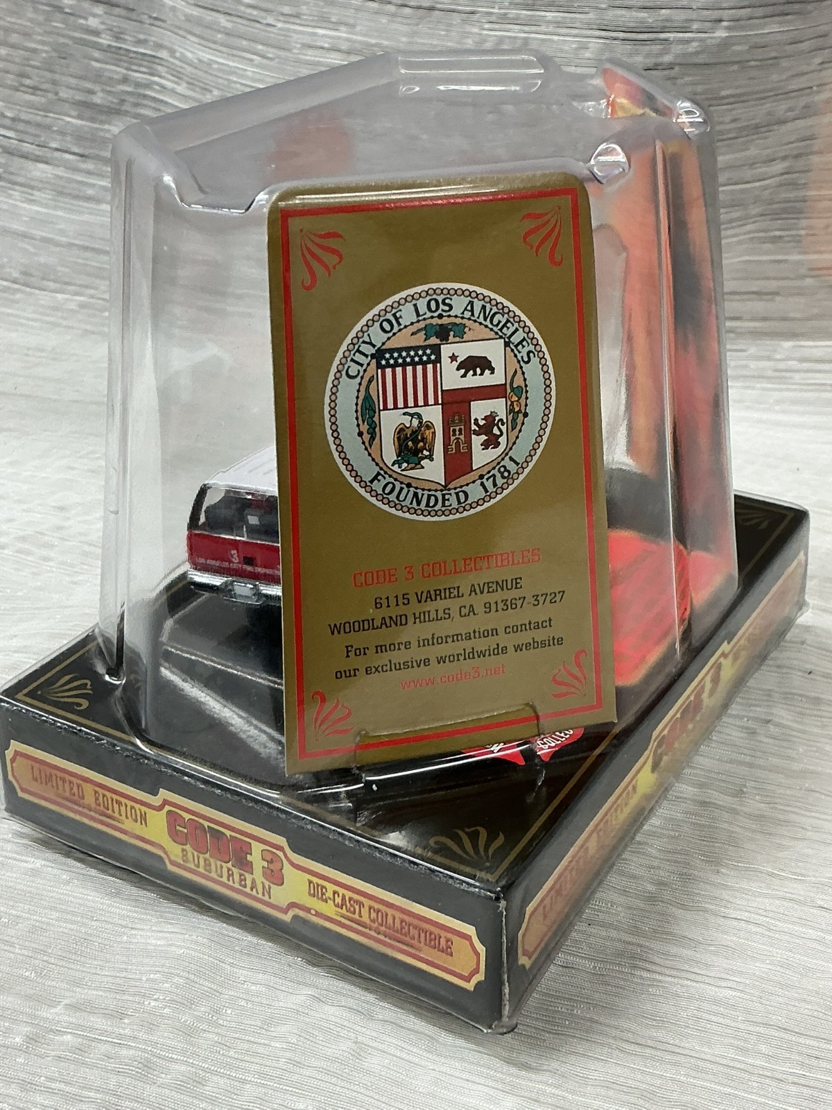 1/64 Code 3 Collectibles LA City Fire Dept. 1998 GMC Suburban Battalion 4#12400