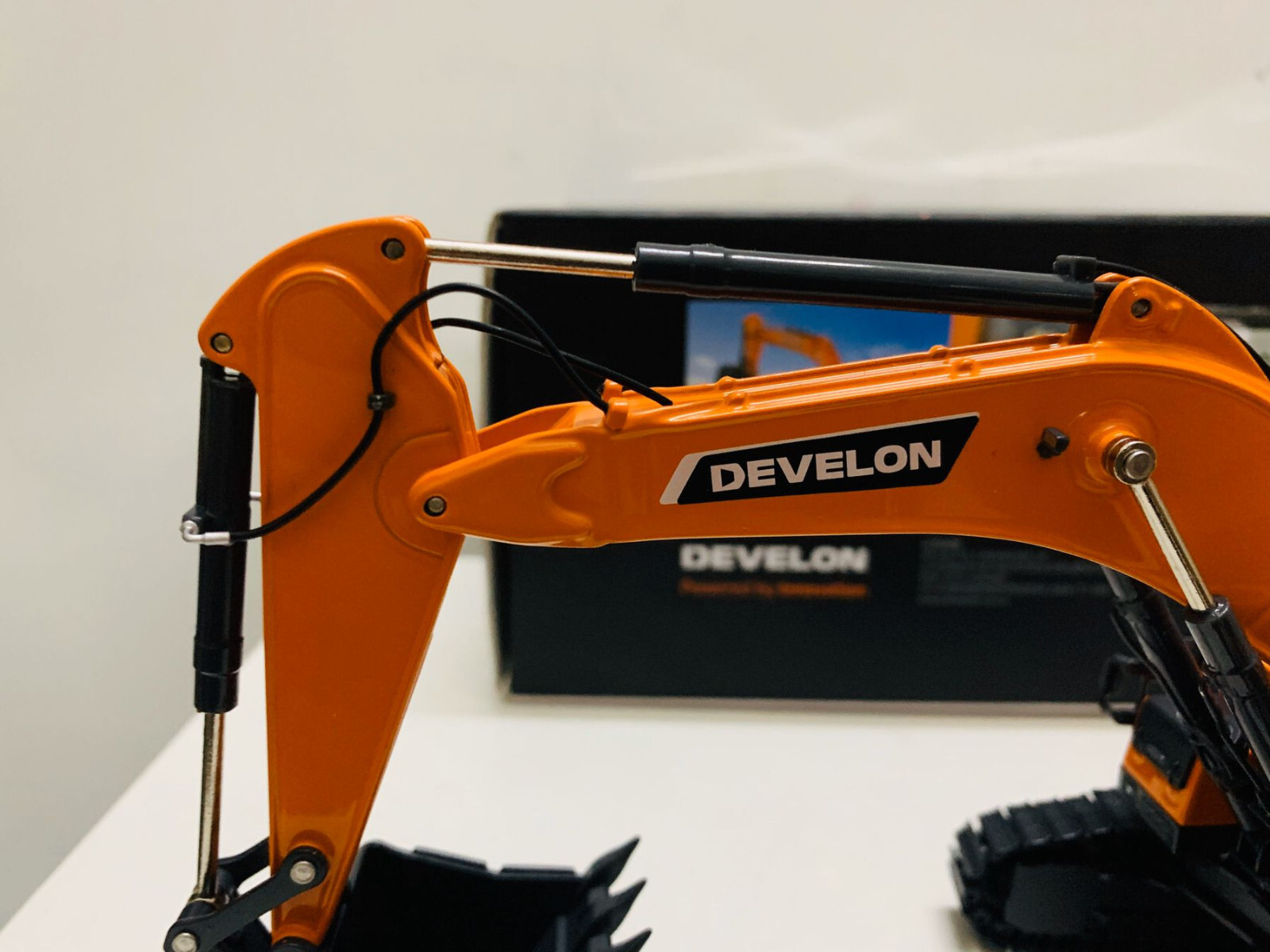 Develon DX680HD Crawler Excavator Metal Machines 1:50 Scale Die-Cast Model New