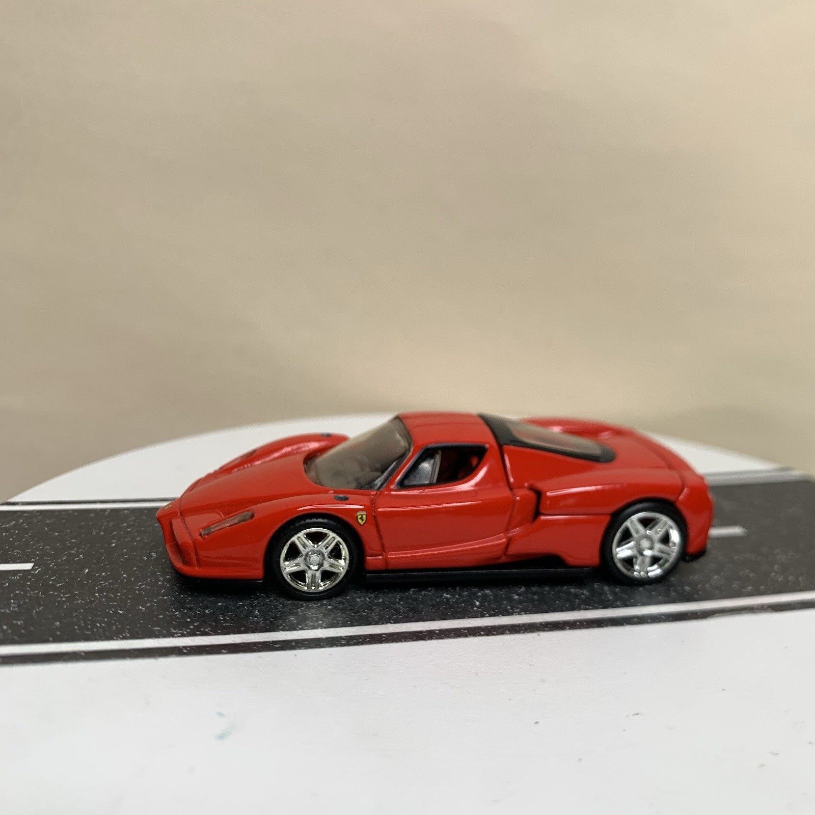 2005 Hot Wheels 100% Oil Can Showcase Series 2003 Ferrari Enzo Red 1:64 Scale NM