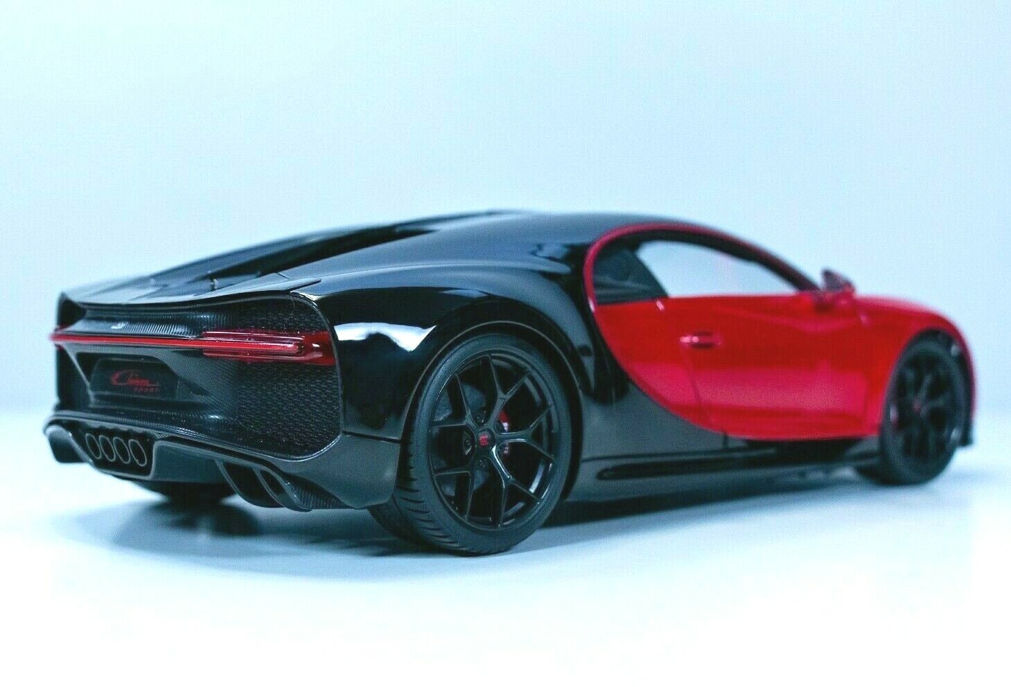 Maisto 1:18 Diecast Model Special Edition – Bugatti Chiron Red / Black