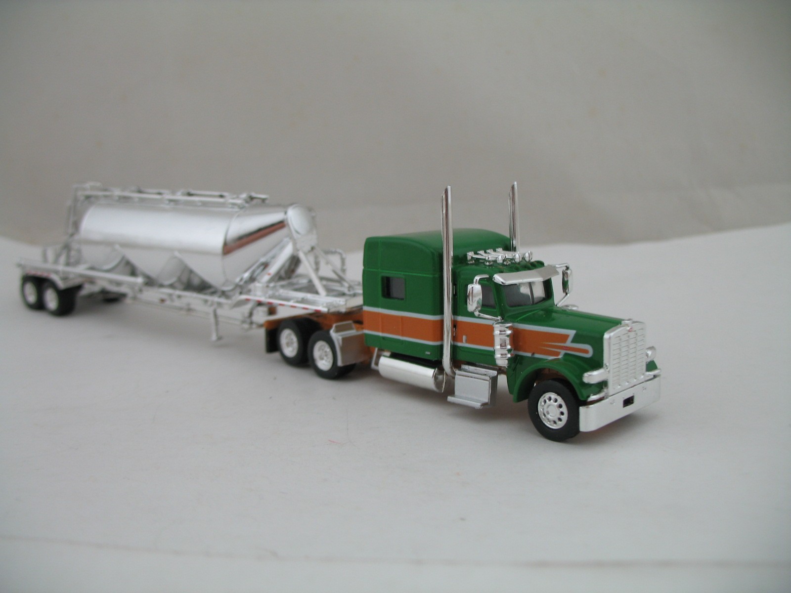 Trucks N’ Stuff HO Model Truck SPEC018: Peterbilt 389 SC w/ Pneumatic Tank Trlr