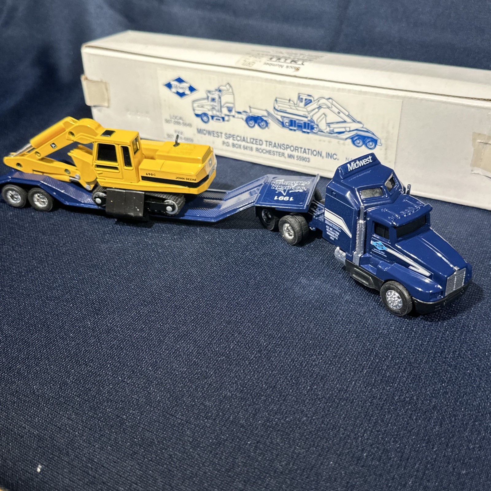 1:64 Ertl Kenworth Midwest Specialized Transportation Lowboy/John Deere 690c NIB