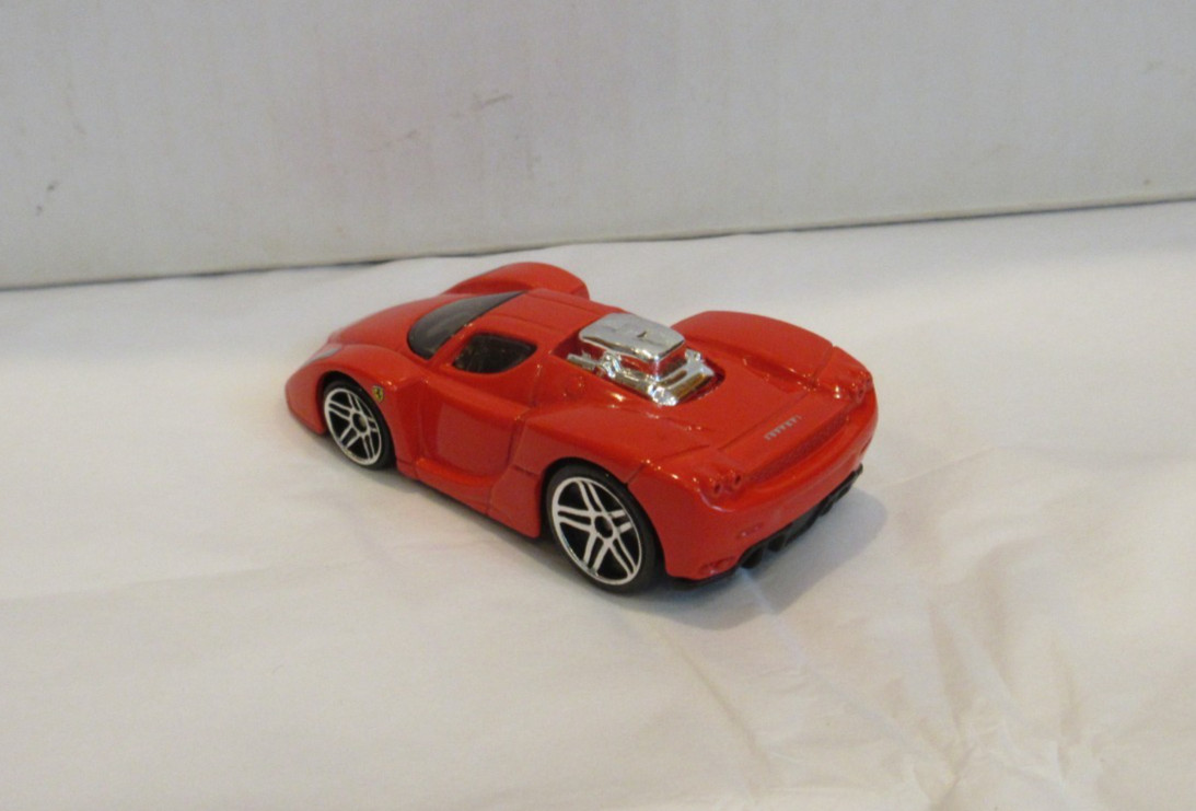 2004 HOT WHEELS ~ RED TOONED ENZO FERRARI ~ MINT ~
