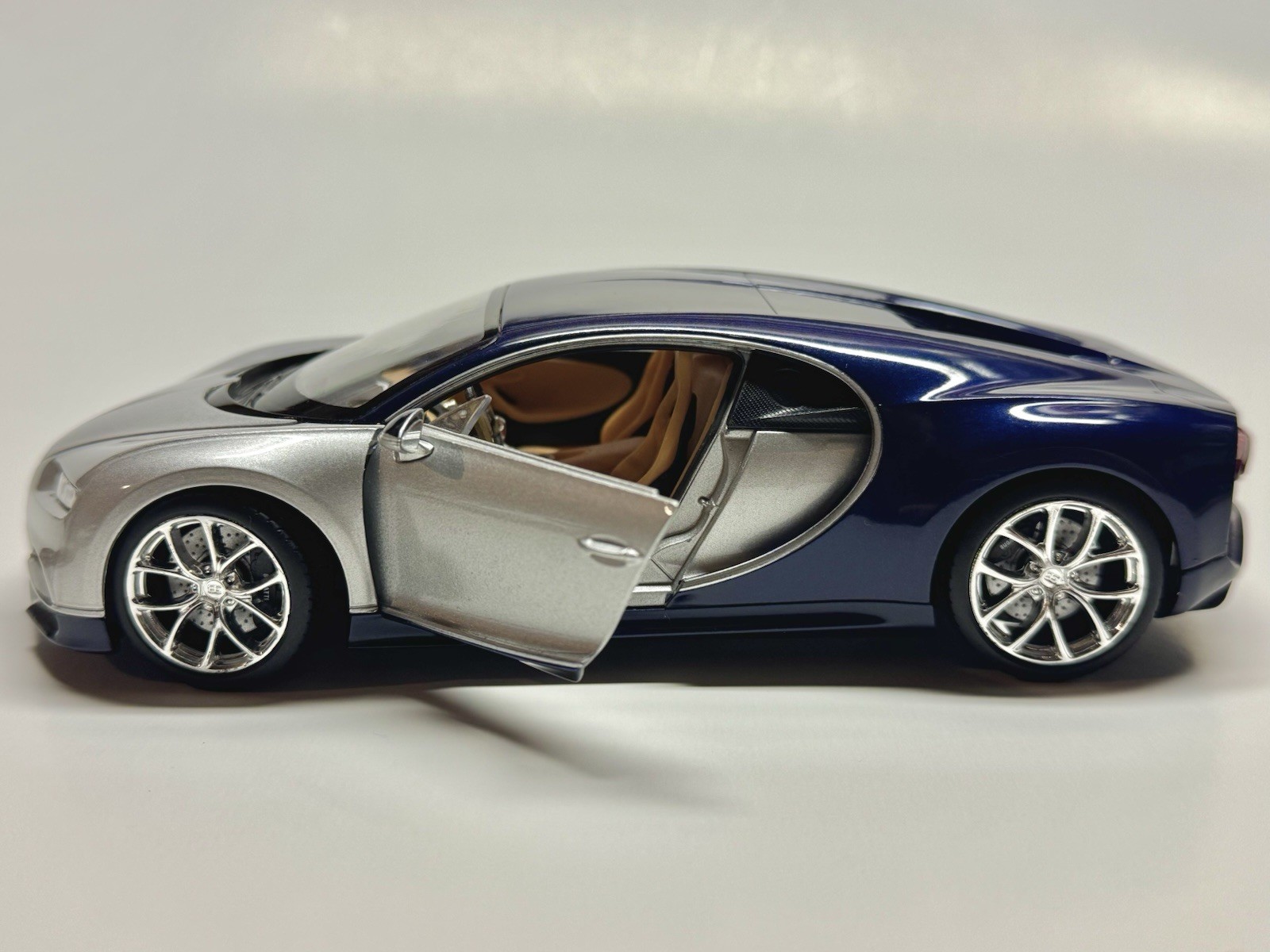 Silver/blue 1/24 2016 Bugatti Chiron Die-cast Car By Welly