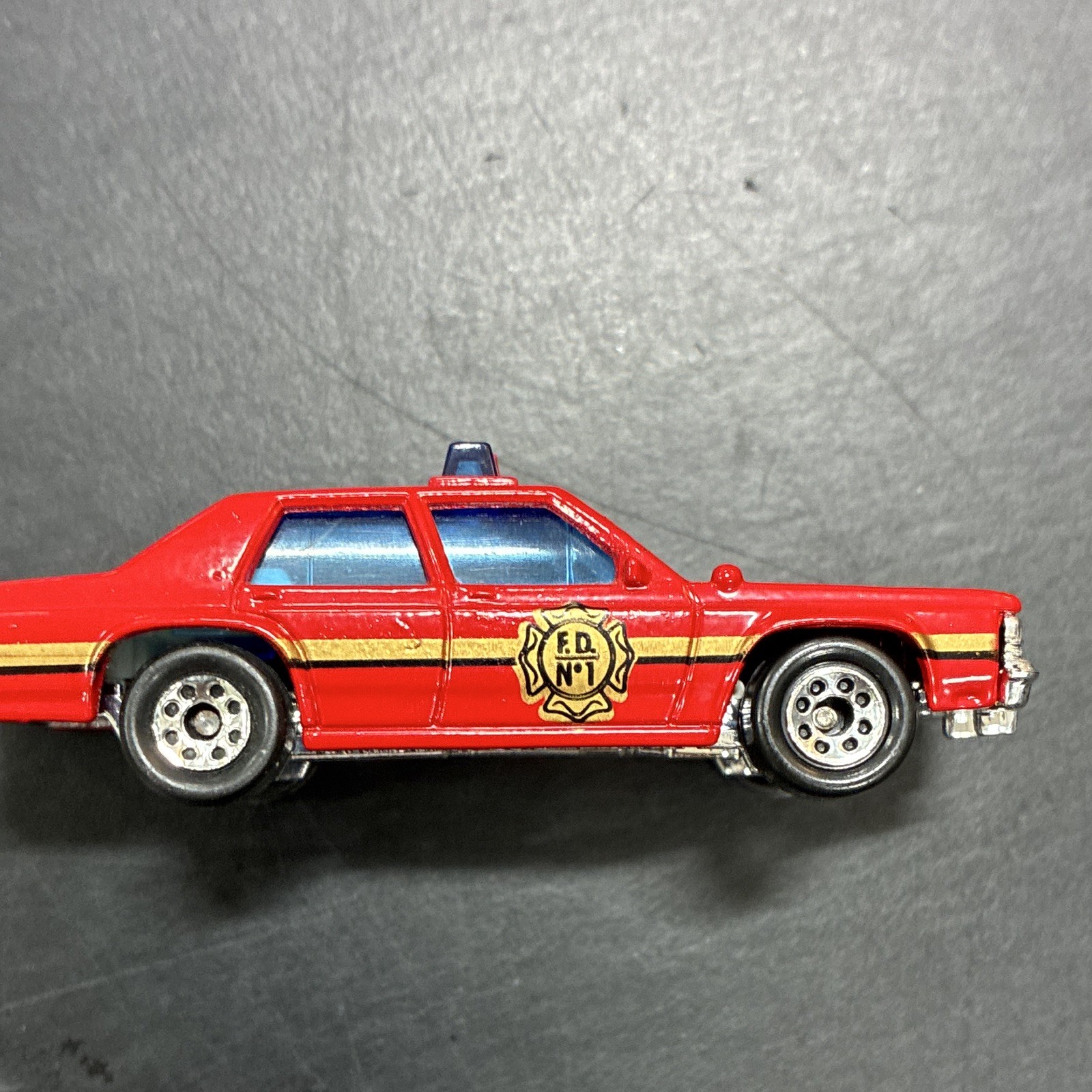 Matchbox 1:64 1987 Ford LTD Fire Chief Red Diecast Car Emergency Lights