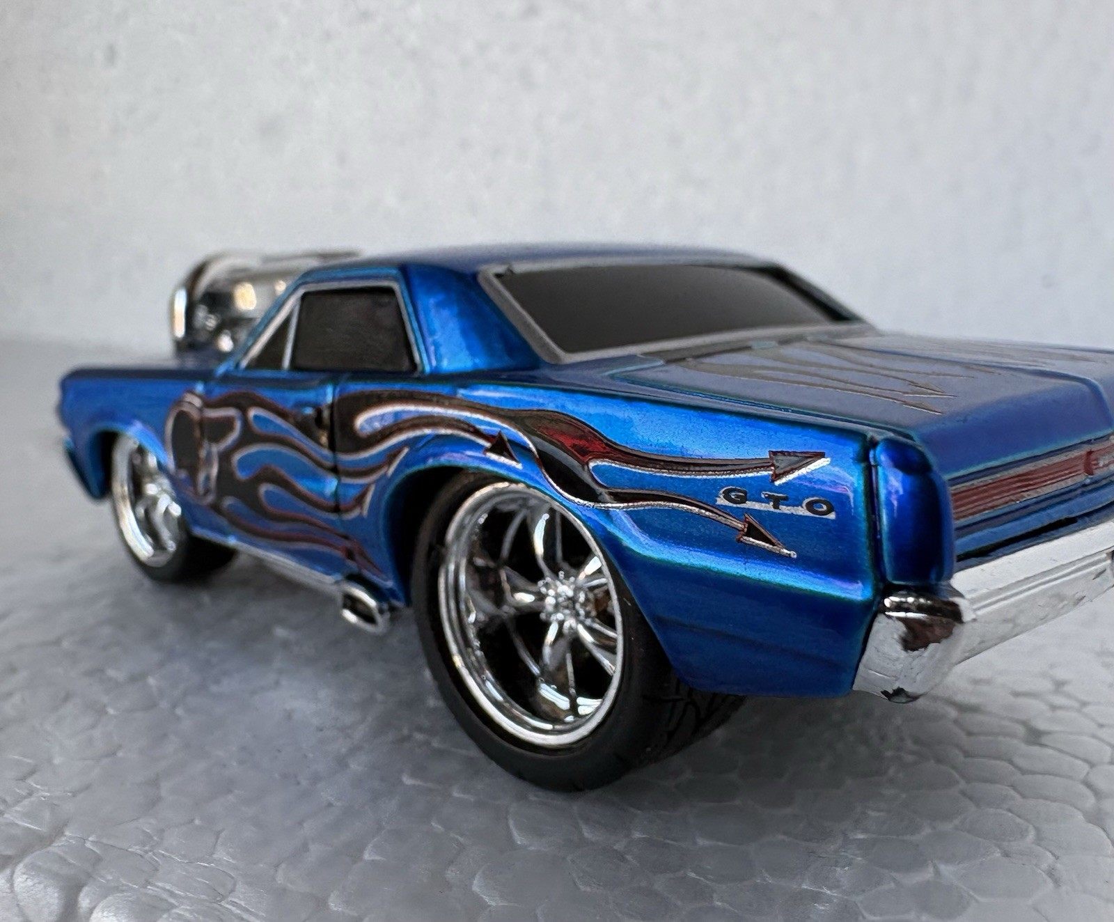 Muscle Machines 1965 Pontiac GTO Blue w/ Flames Chrome Blower 1/64 Diecast Car