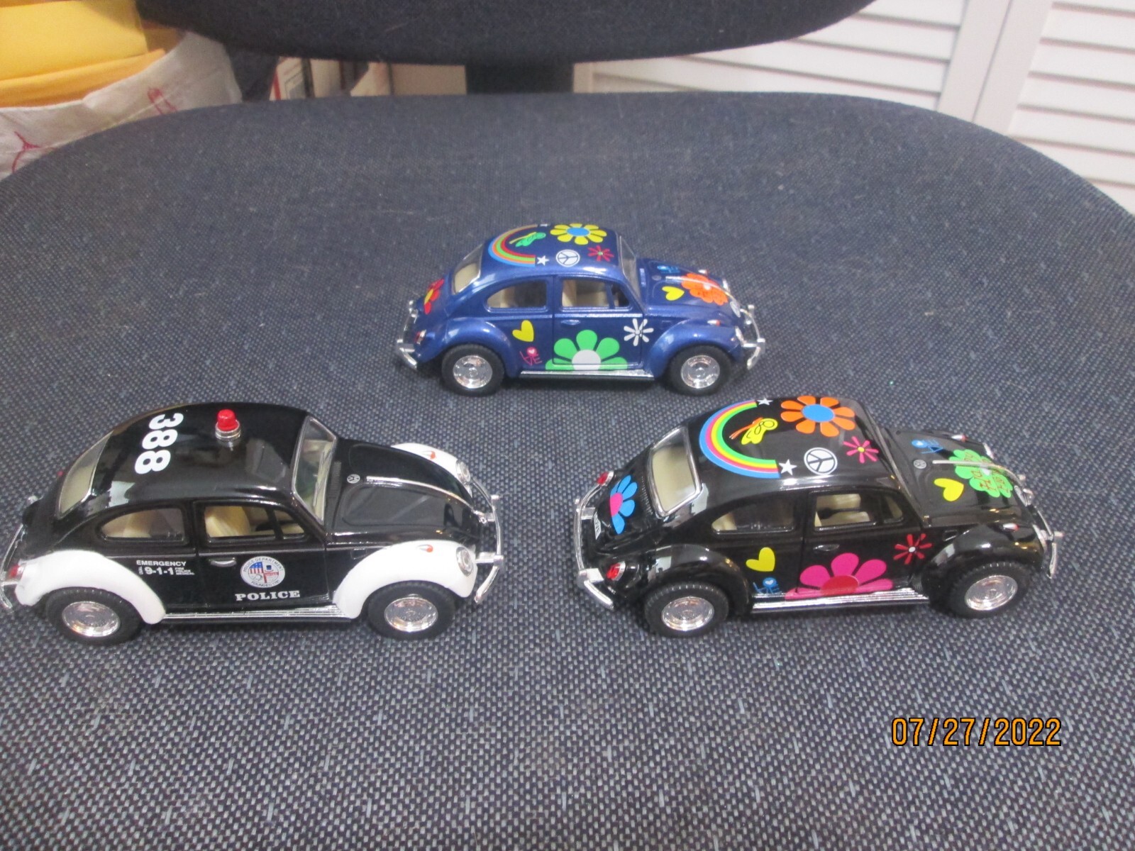 Set Of 3 Kintoy Die Cast Volkswagen Beetle 1967 Cars (2 Happy Flower 1 Police)
