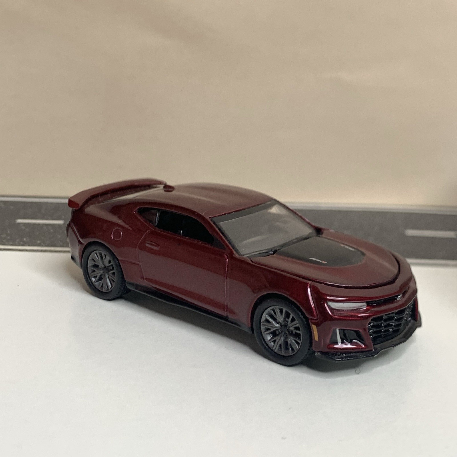 Auto World Modern Muscle 16-24 2022 Chevy Camaro ZL1 Dark Red Metallic 1:64 NM