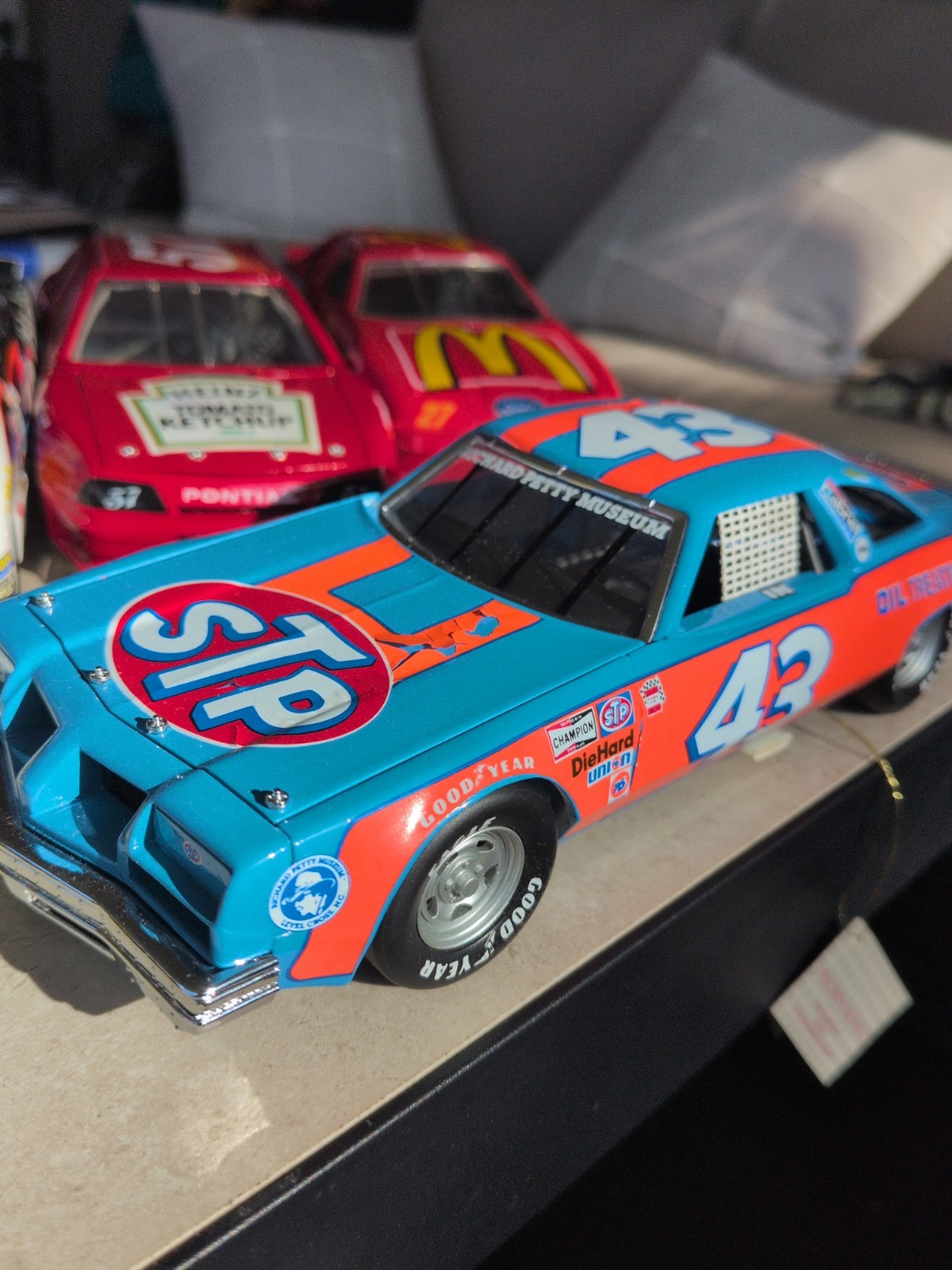 NASCAR Franklin Mint #43 Richard Petty 1977 STP Olds Cutlass 1:24 Diecast Car