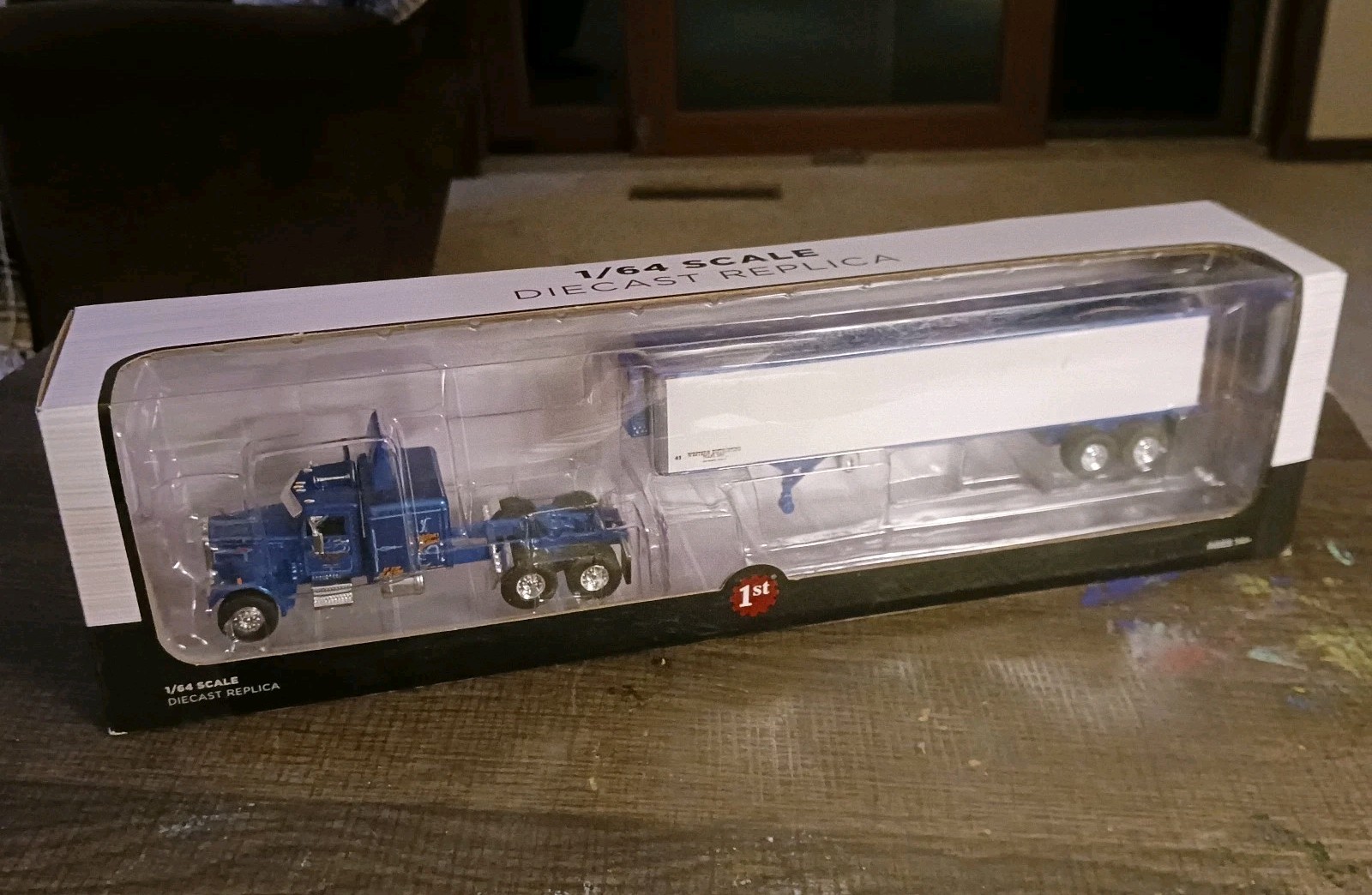 1/64 DCP Western Distributing Peterbilt 351 Sleeper Cab 40′ Reefer New 60-0439