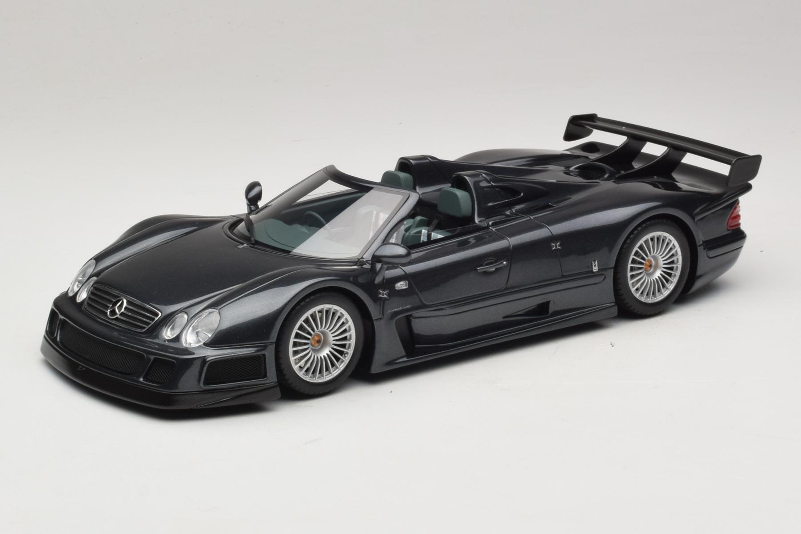 Mercedes CLK GTR Roadster Gray 1:18 GT Spirit | GT960