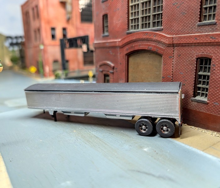 1/87 HO Scale Custom Built 42′ Covered Grain Trailer. 3D Printed Models