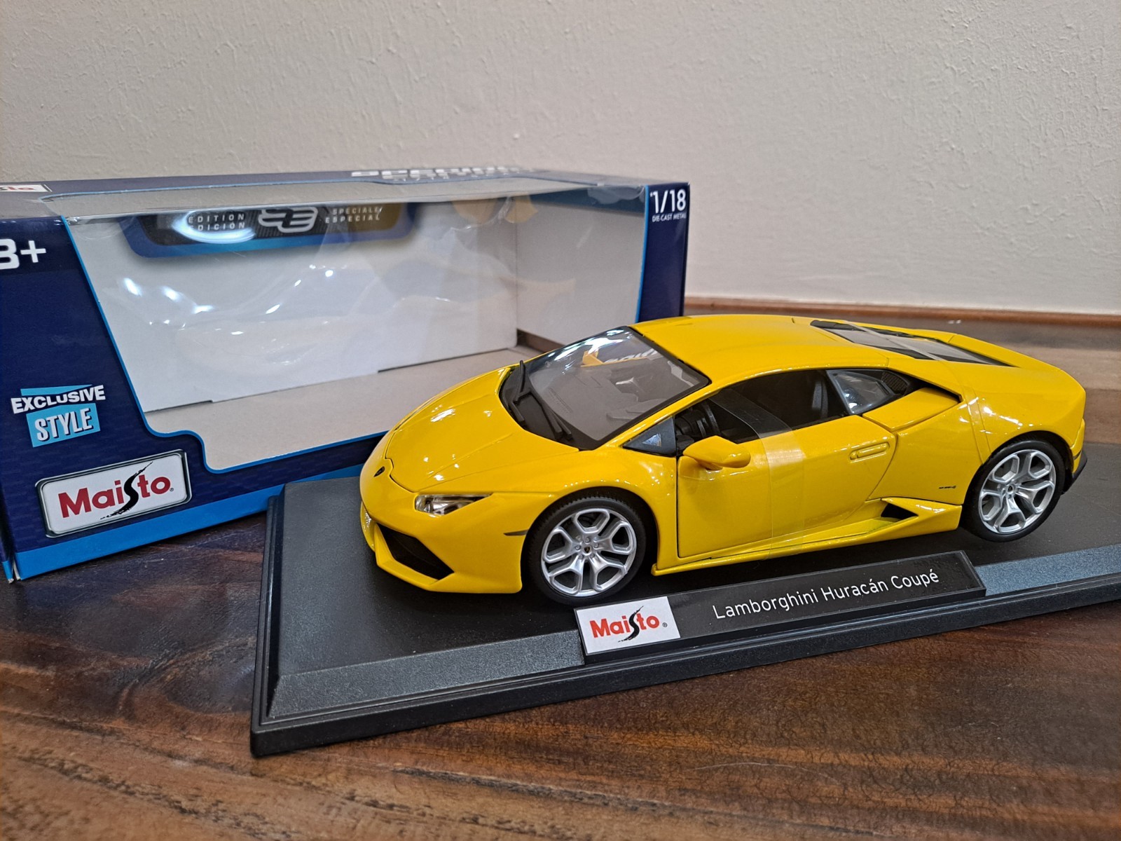 Rare Lamborghini Huracan Coupé LP 610-4 1:18 Yellow Diecast Car with Stand & Box