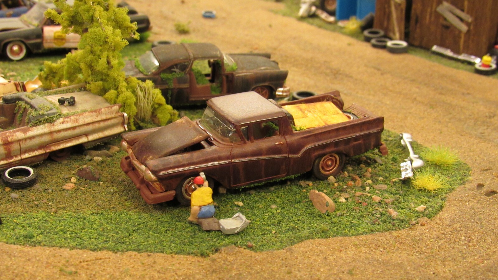 CUSTOM BUILT WEATHERED RUSTY JUNK PARTS YARD 1957 FORD RANCHERO CAR TRUCK 1:64/A