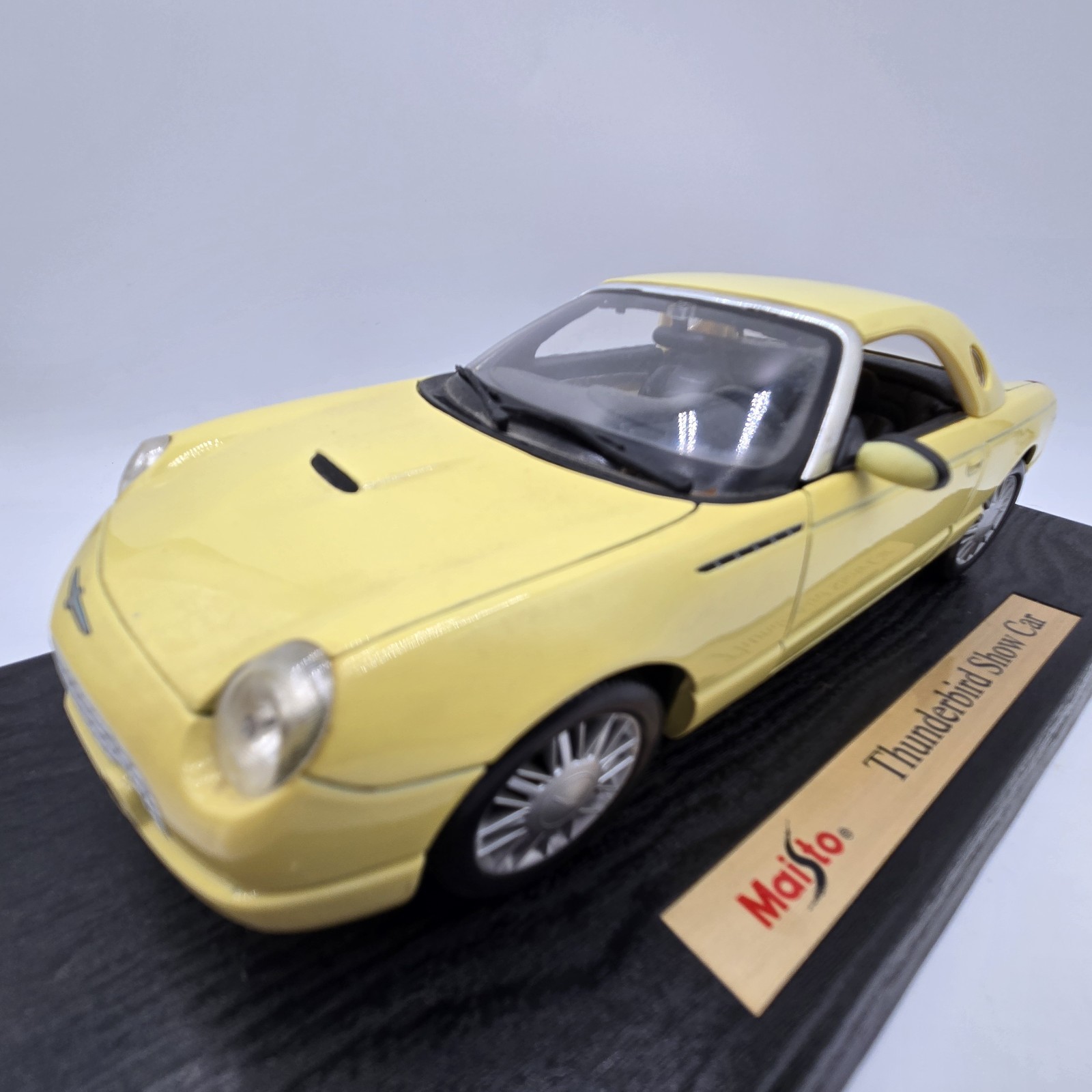 MAISTO Special Edition 1:18 Ford Thunderbird Show Car 1999 Removable Top w/Stand