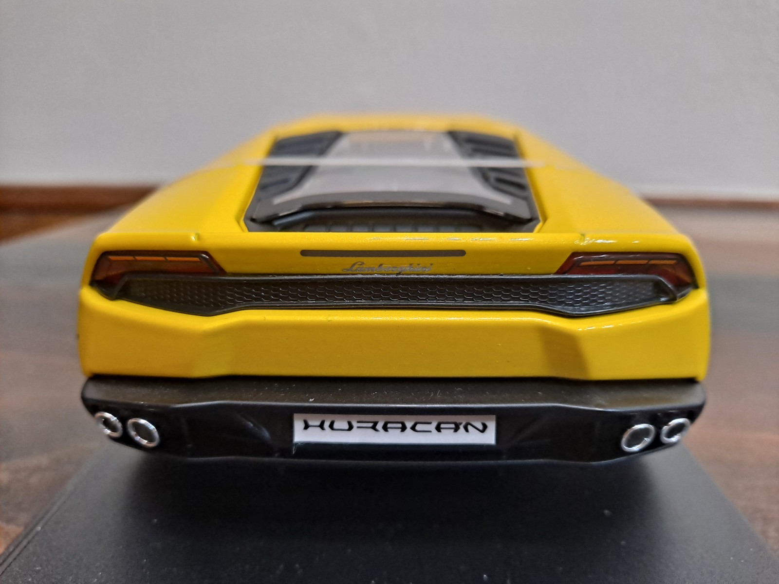 Rare Lamborghini Huracan Coupé LP 610-4 1:18 Yellow Diecast Car with Stand & Box