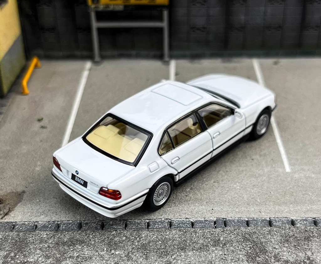 AR 1:64 White 750iL E38 Luxury Sedan Sports Model Diecast Metal Car