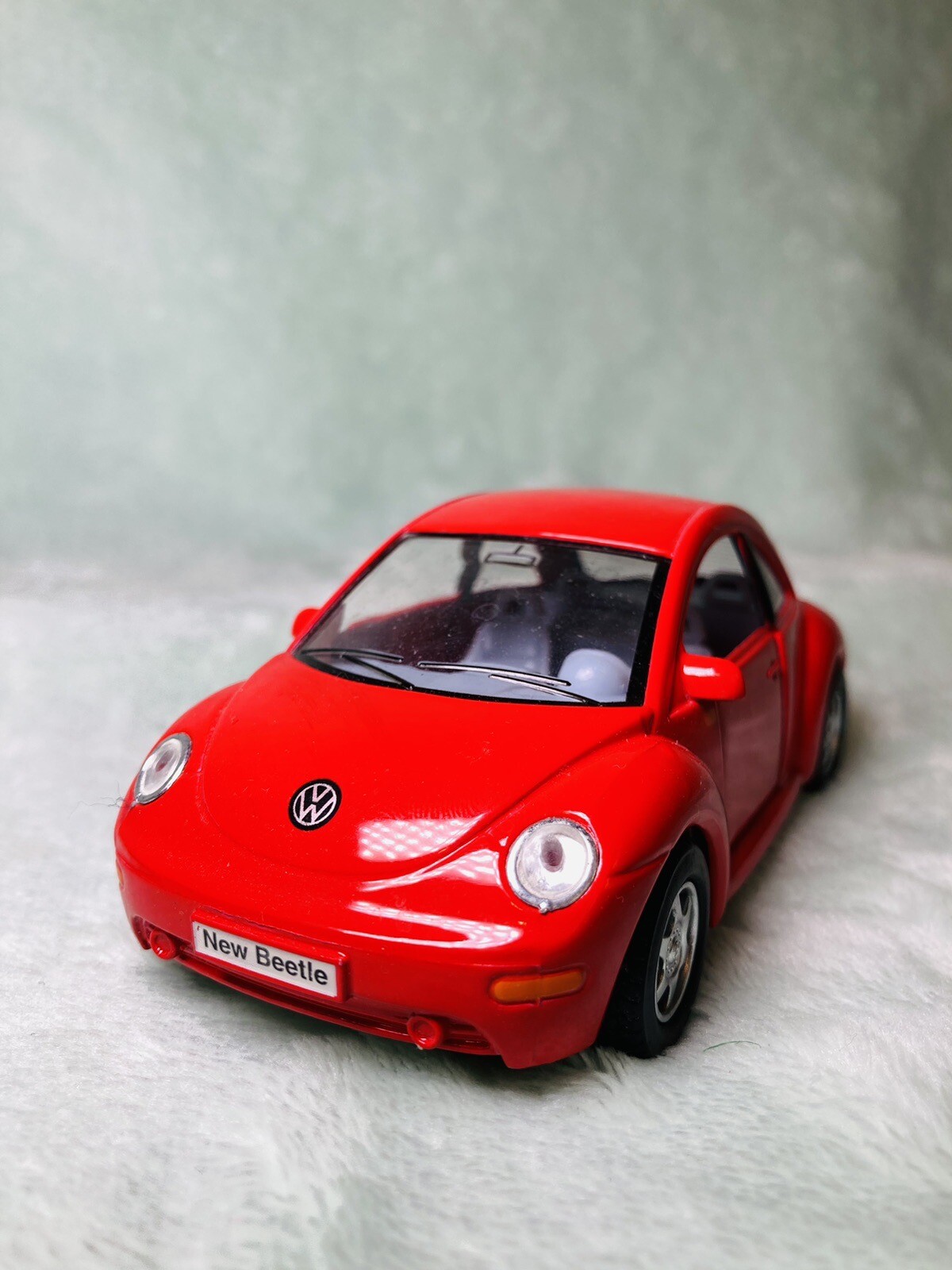 Kintoy – 1:32 Scale Red Volkswagen New Beetle Bug Pullback Racer