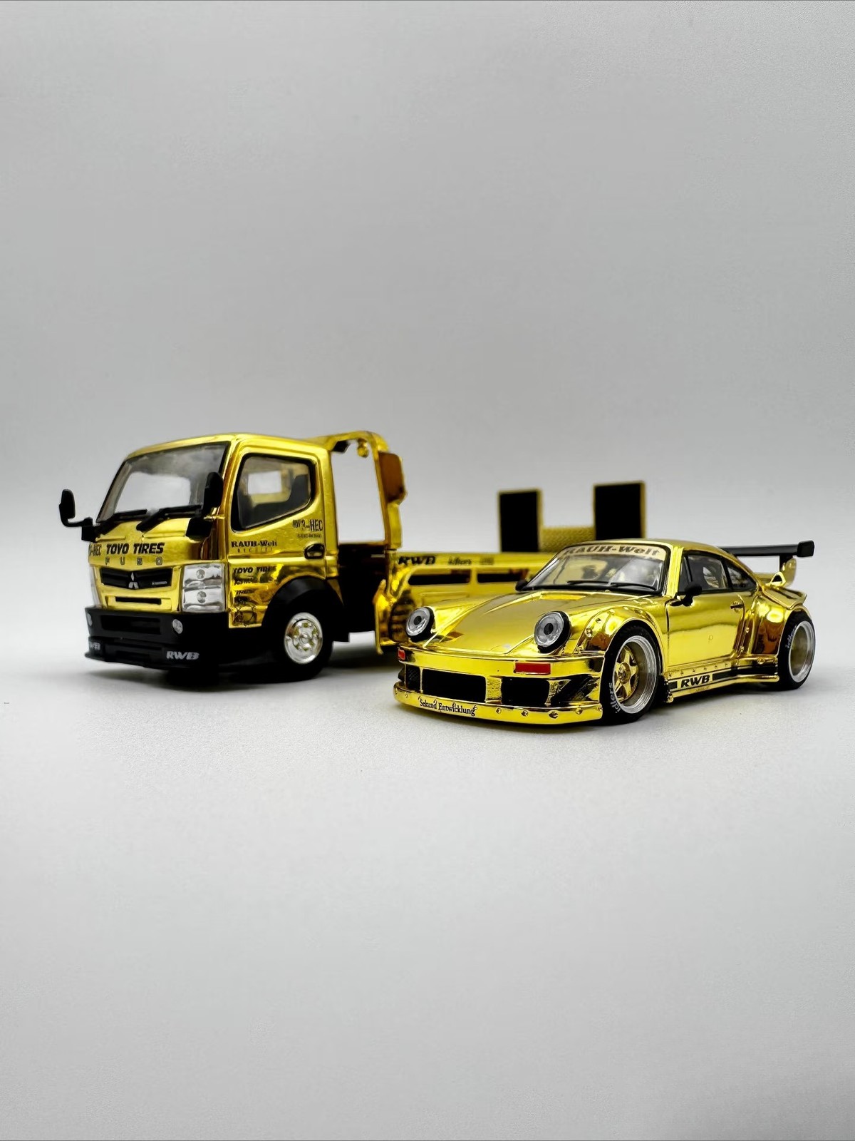 Pop Race XCartoys HEC Beijing 1/64 RWB 930 Gold Set Ltd 300 Truck Transporter