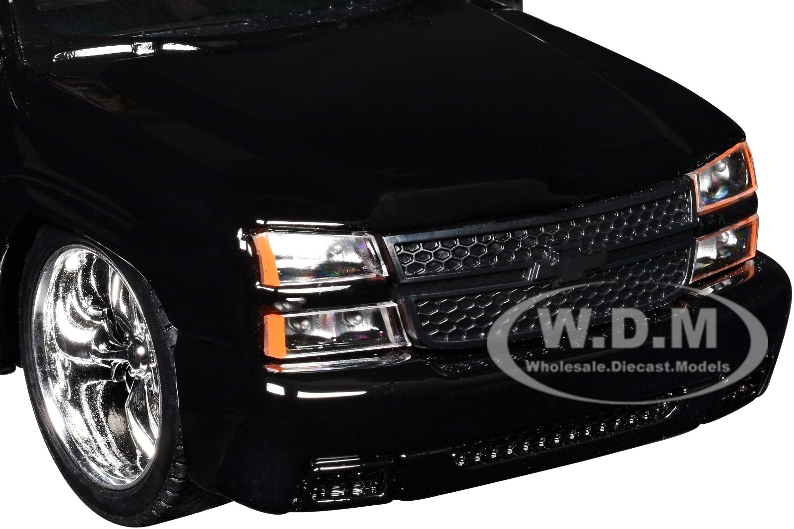2006 CHEVROLET SILVERADO CUSTOM PICKUP BLACK 1/25 DIECAST BY MOTORMAX 79039