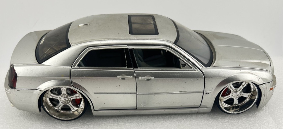 JADA 2005 Chrysler 300c Hemi 1:24 Scale Silver Metal Car Silver DUB City
