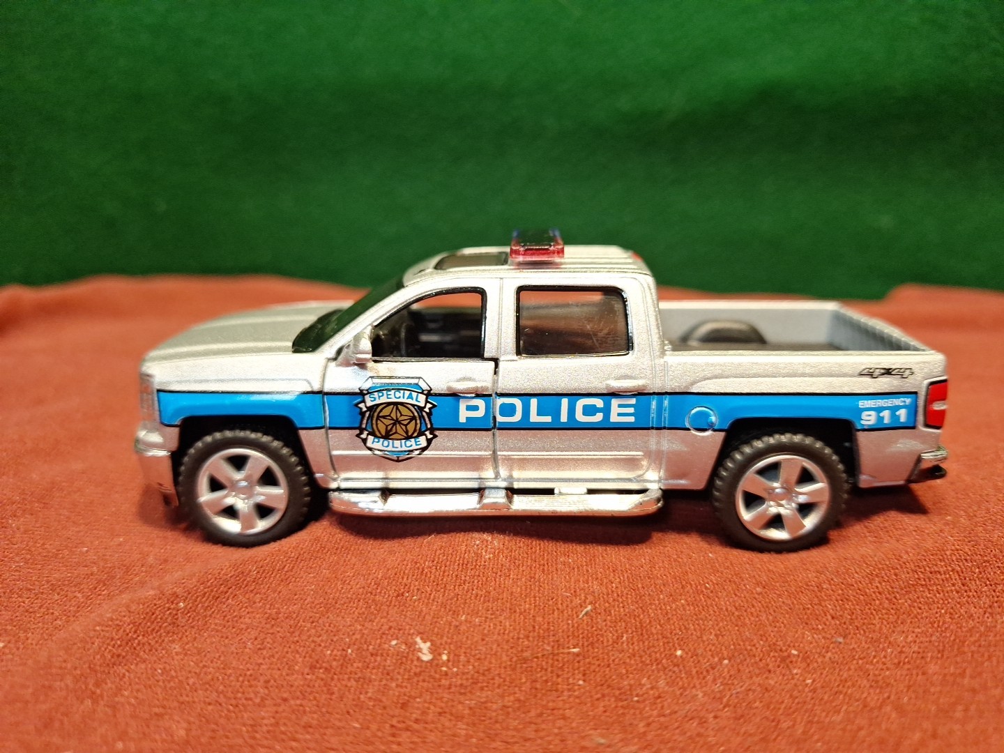 Kinsmart 1:46 2014 Police Chevy Silverado Sliver
