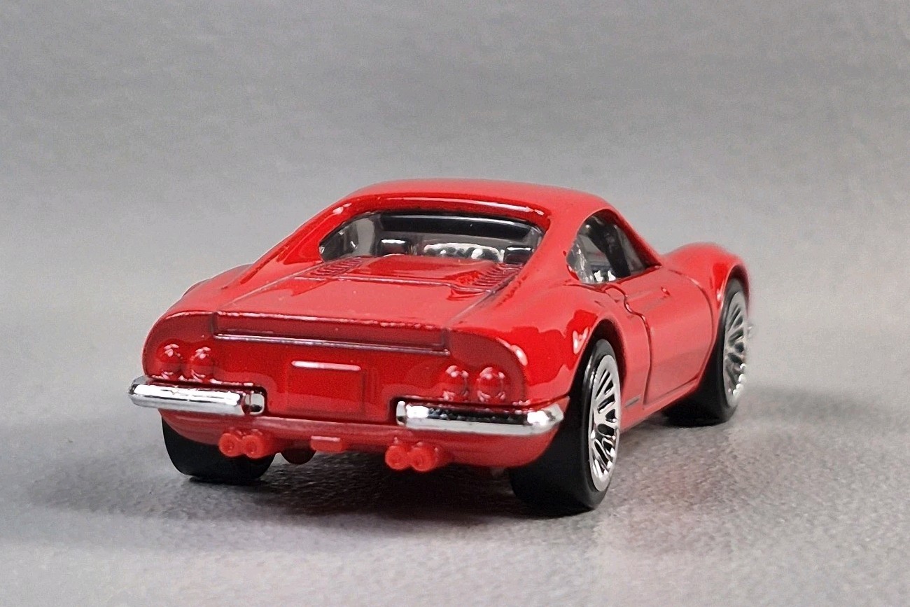 FERRARI DINO 206 GT Diorama Collectible DieCast Model Car 1:64 Red LOOSE