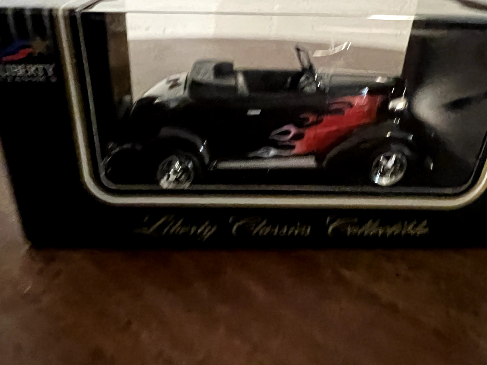 1932 32 FORD ROADSTER HOT ROD BLACK FLAMES 1:64 SCALE DIORAMA DIECAST MODEL CAR