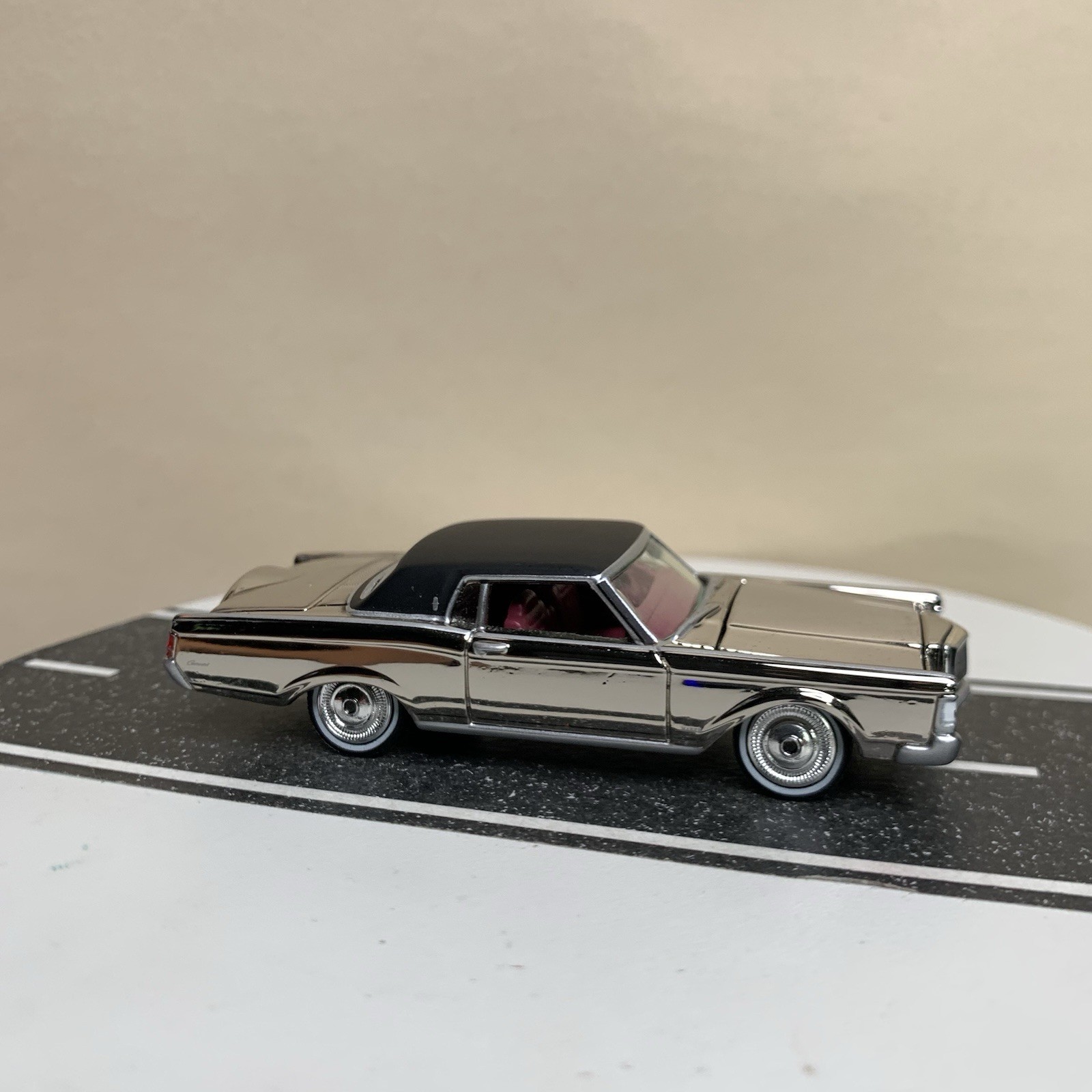 Johnny Lightning Classic Gold 1969 Lincoln Continental Mark III Chrome 1:64 NM