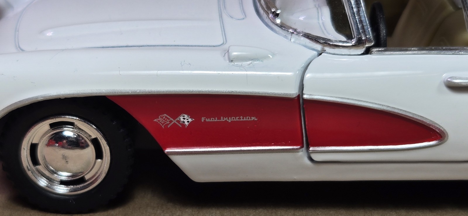 Kintoy Mfg. 1957 Chevrolet White and Red Corvette Die-Cast Car – 1:34 Scale