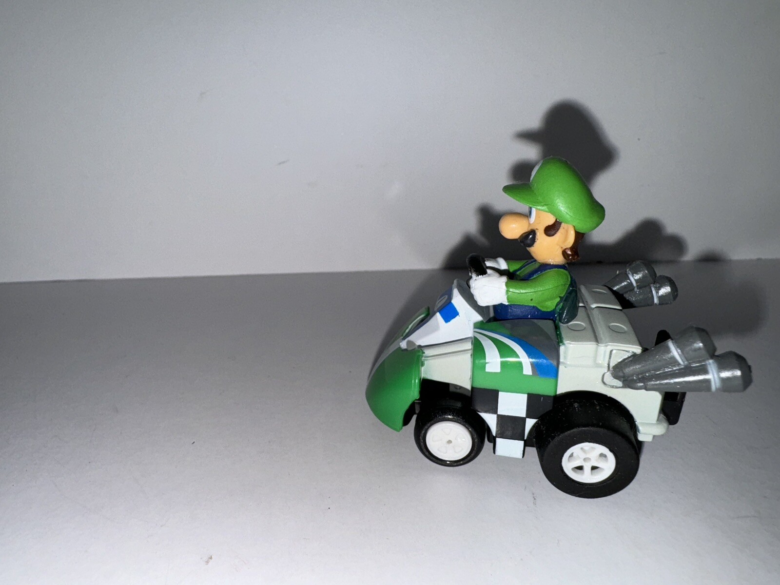 MARIO KART PULL BACK RACERS. ( LUIGGI) 2009