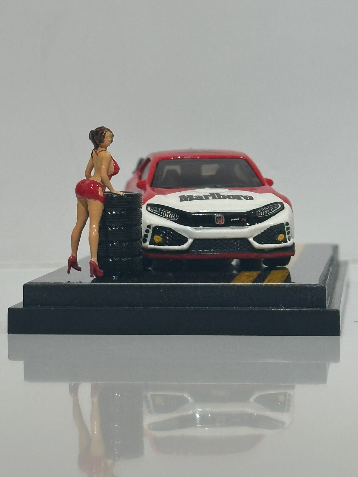 🔥🔥HOT WHEELS CUSTOM HONDA CIVIC TYPE R – MARLBORO W/ ACRYLIC CASE & FIGURE ++