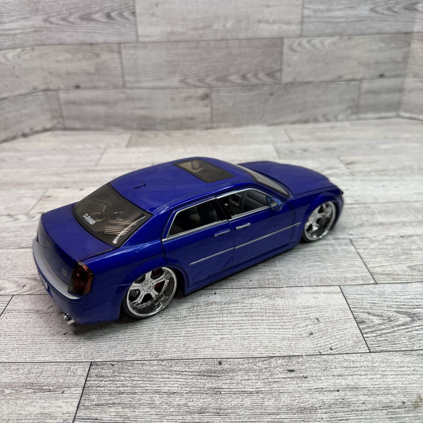 Jada Dub City 2005 Chrysler 300C HEMI 1/24 Scale Candy Blue Diecast