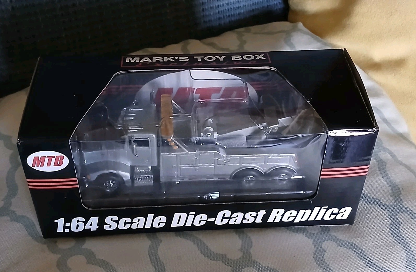 1/64 Pete 385 Silver Wrecker Tow Truck SpecCast