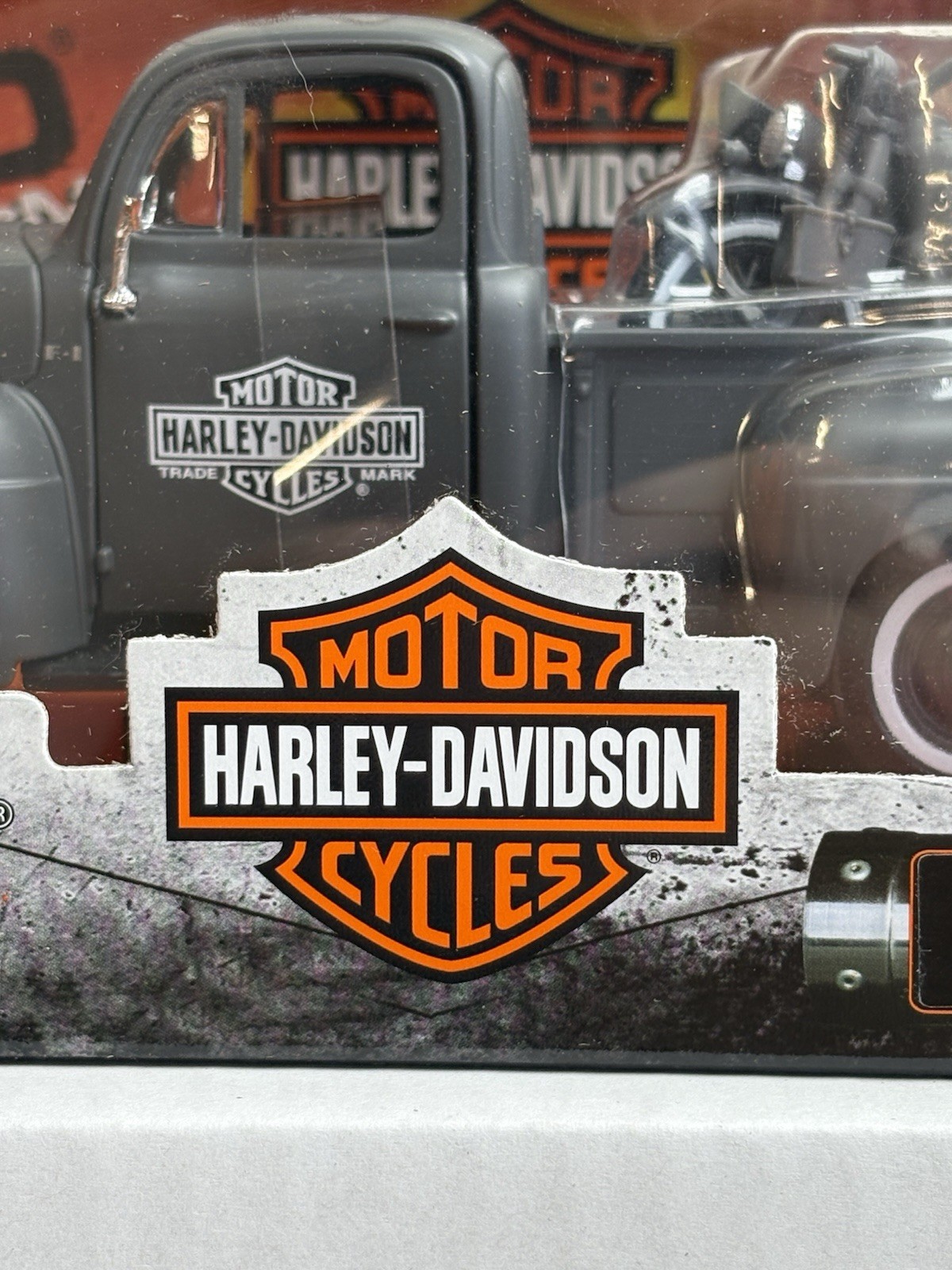 Maisto H-D Custom – 1:24 Scale Gray 48 Ford F1 & 42 WLA Flathead – Harley