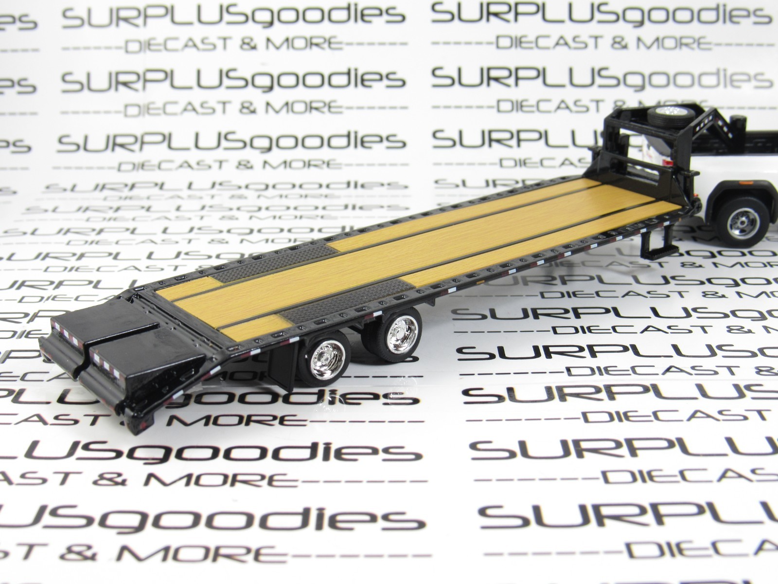 Greenlight 1:64 White 2022 GMC SIERRA 3500 Pro Dually Pickup w/Gooseneck Trailer