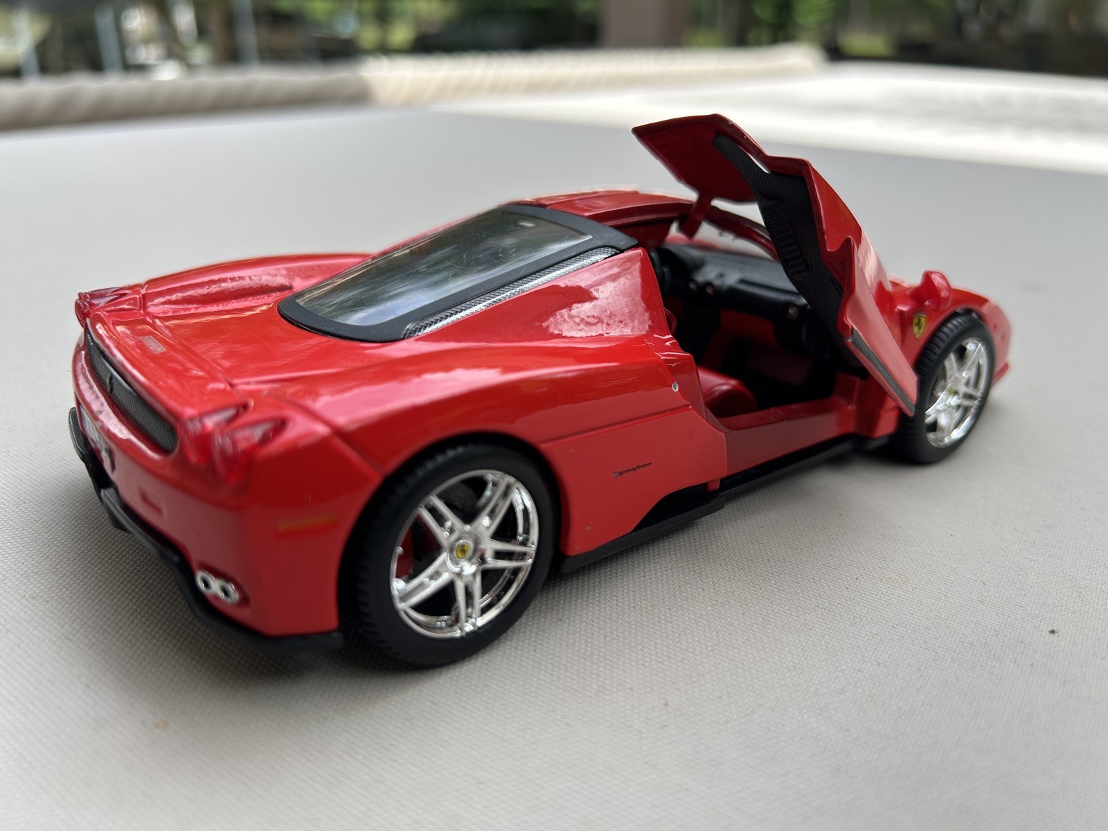 MAISTO 1:24 Enzo Ferrari Diecast Car. Red. Nice!