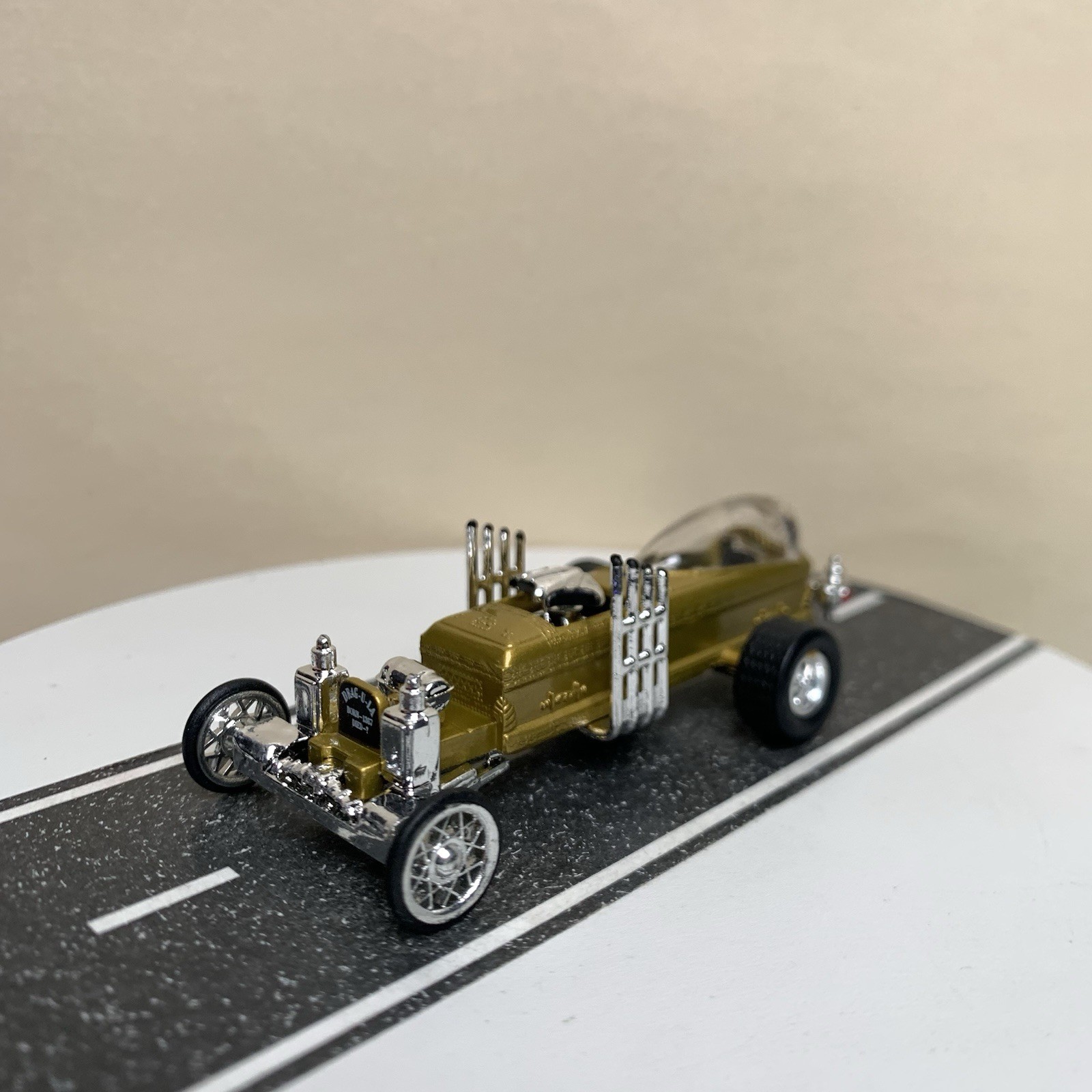 1999 Johnny Lightning Episode 2 The Munsters Drag-U-La Coffin Hot Rod Gold NM
