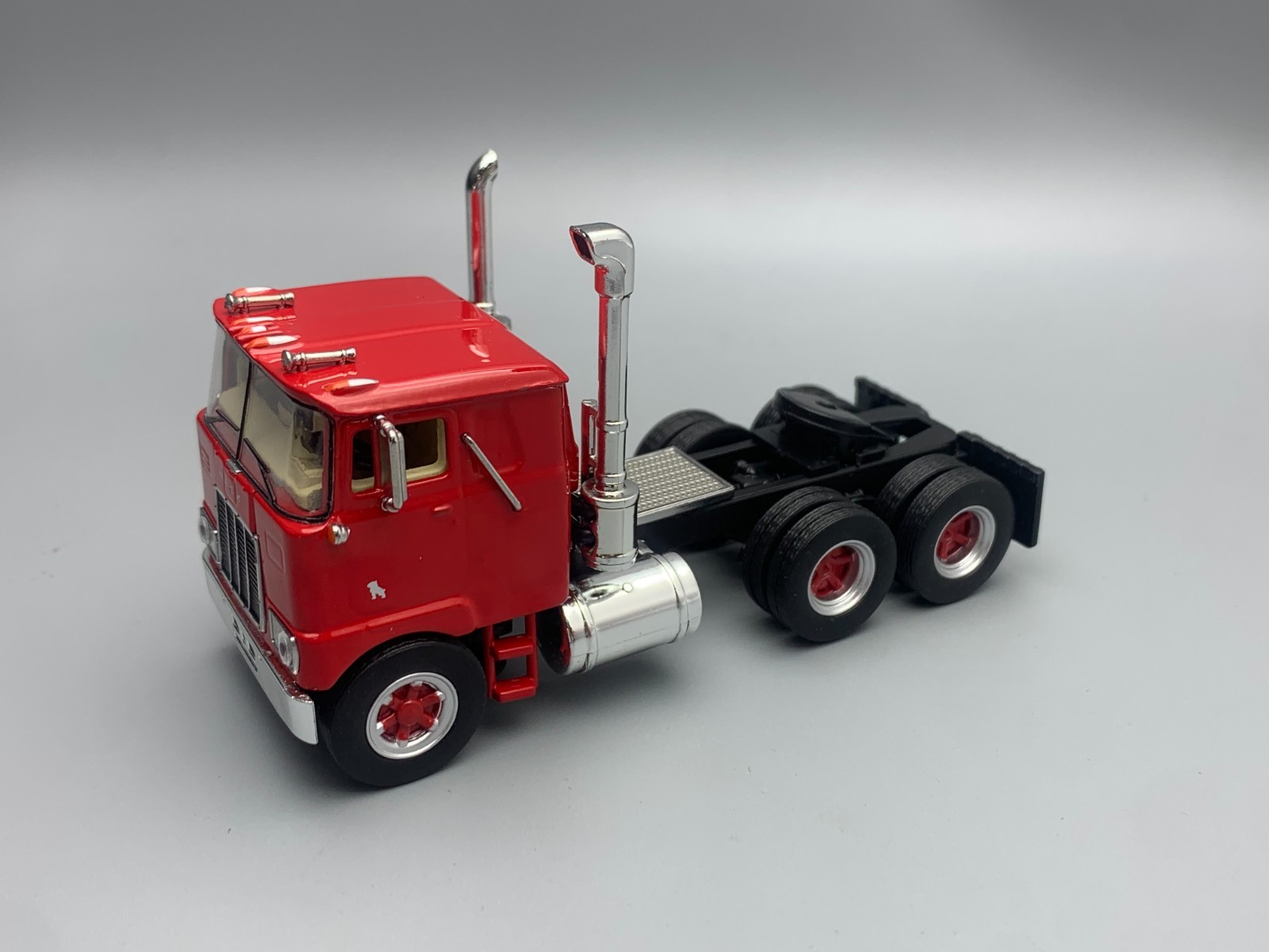 Top Shelf 1/64 Mack F700 Red Die-casting Tractor Diecast Metal Model Car