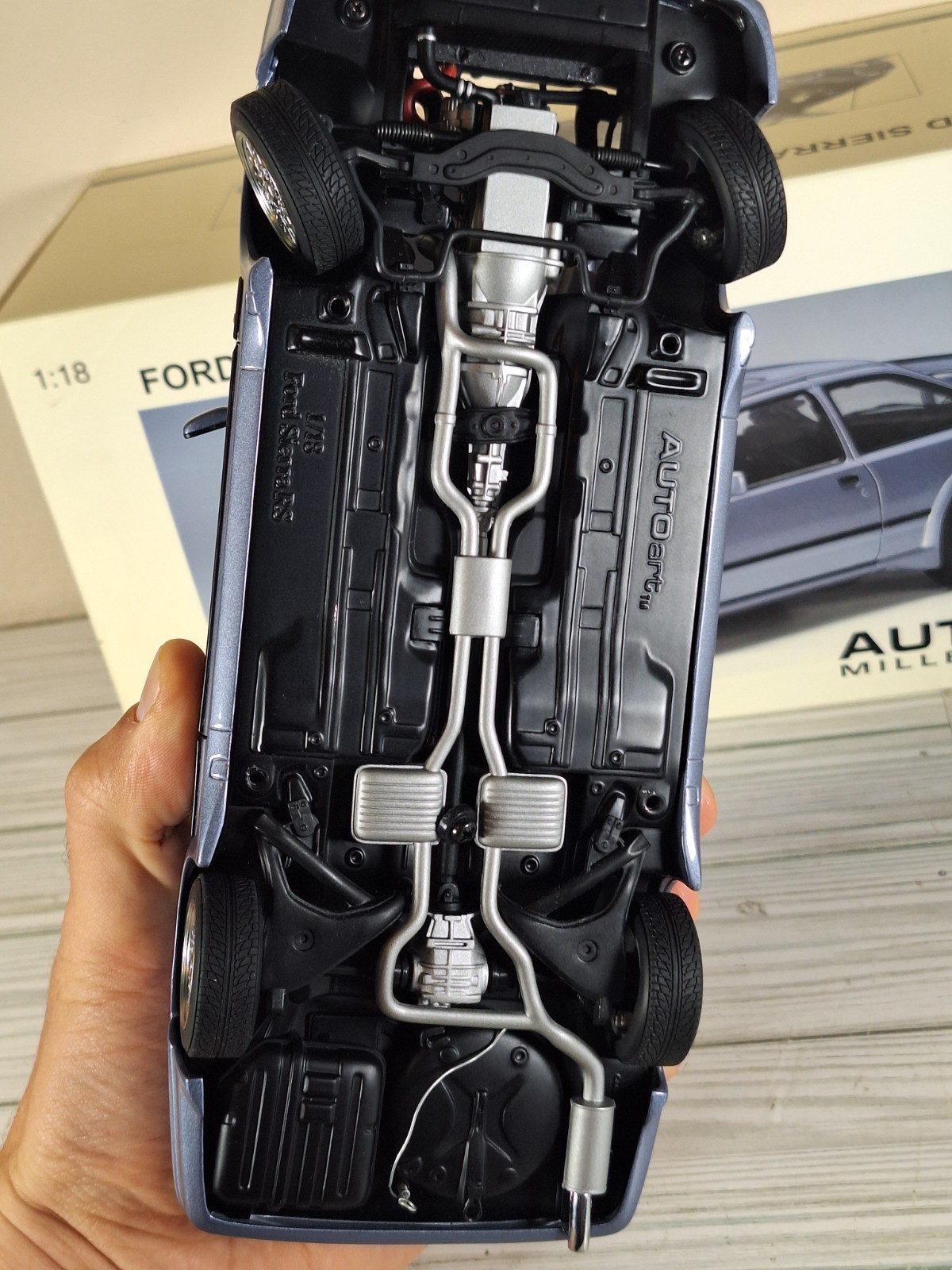 Autoart Millennium Ford Sierra Rs 500 Cosworth Rs500 1/18 Scale Diecast Model