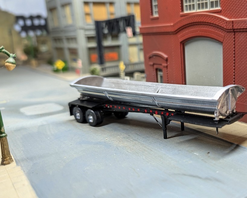 1/87 HO Scale Custom Built Dual Axle Silver Heavy Duty Side Dump Trailer.
