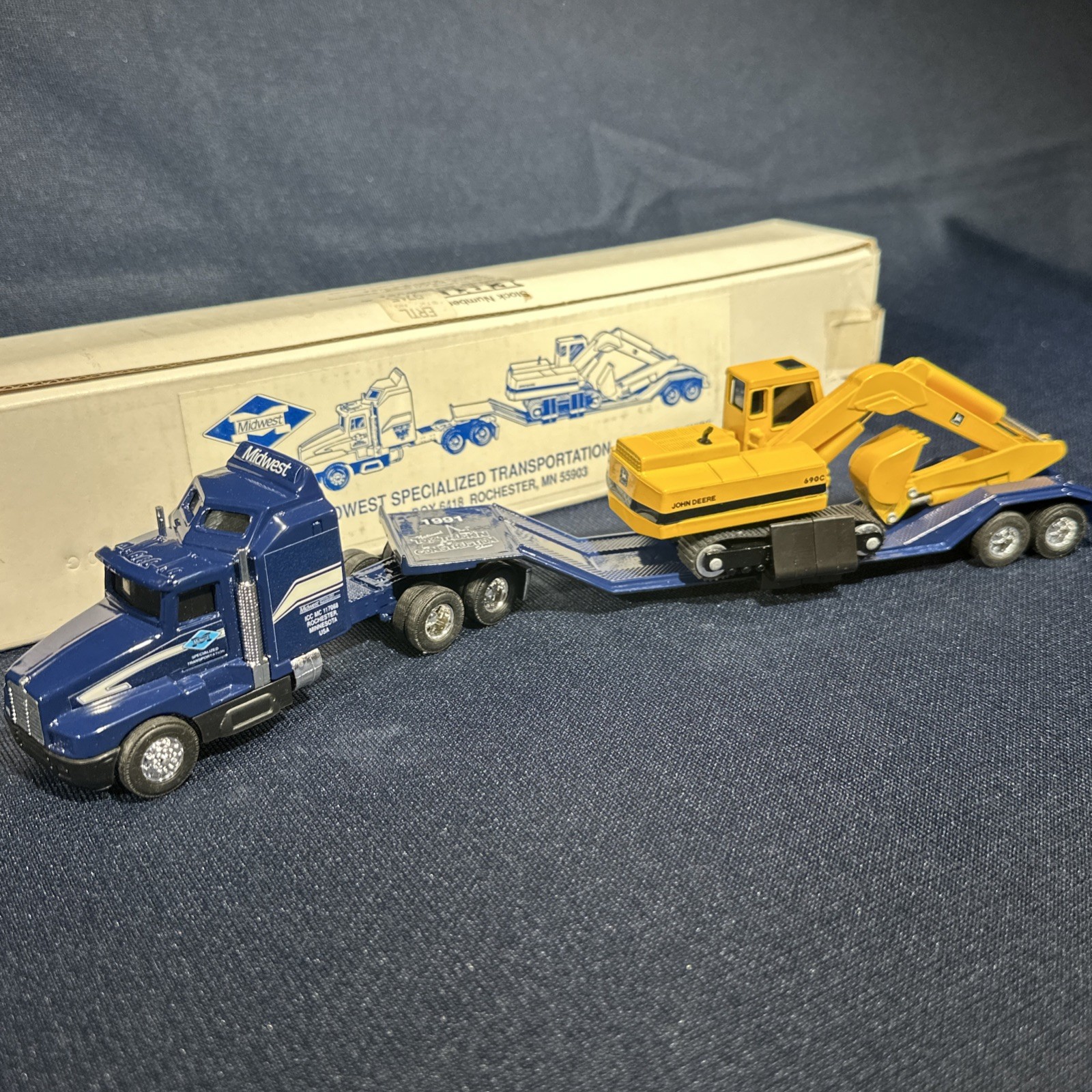 1:64 Ertl Kenworth Midwest Specialized Transportation Lowboy/John Deere 690c NIB