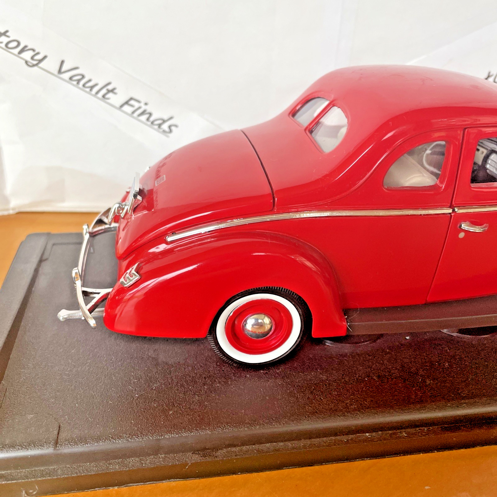 MotorMax American Classics 1940 Ford Deluxe Coupe Red 1:18 Diecast Car 73108